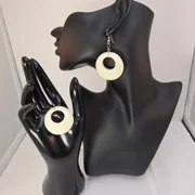 White round earrings